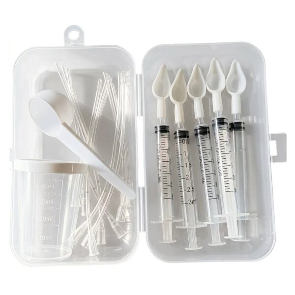 parrot-hand-feeding-kit-syringes ערכת האכלת יד לתוכים הכוללת מזרקים עם פיות סיליקון, כפית מדידה וצינוריות הזנה (זונדה) במארז שקוף.