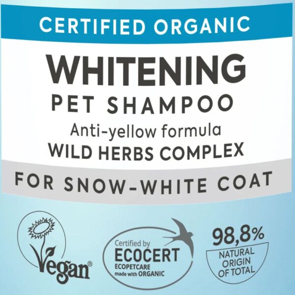 תקריב על תווית שמפו חיות מחמד Wilda Siberica Whitening המציגה מוצר אורגני מוסמך, טבעוני Vegan, בעל תקן Ecocert ו-98.3% רכיבים ממקור טבעי לפרווה לבנה.